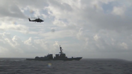 Китай обвинили в "небезопасном" маневре военного корабля возле эсминца США