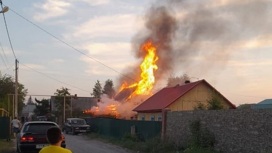 В Ленинском районе Новосибирска загорелся частный дом