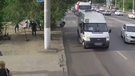 В Волгограде иномарка врезалась в маршрутку №260 и сбила пешеходов на тротуаре