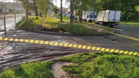 В Ярославле из-за прорыва трубы затопило улицу в Дзержинском районе