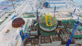 В Китае бурно развивается атомная энергетика, однако, по мнению некоторых экспертов, не все проекты так безопасны, как считают их разработчики. На снимке показана установка нового купола на АЭС Фуцин.