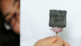 Несмотря на кажущуюся хрупкость, материал возвращает форму после сжатия 