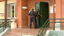 дети падают с балкона шокирующее видео. 5. дети падают с балкона шокирующее видео фото. дети падают с балкона шокирующее видео-5. картинка дети падают с балкона шокирующее видео. картинка 5. В Самаре мать в воспитательных целях свесила дочь с балкона, держа за одну майку, и уронила. В результате падения девочка получила несовместимые с жизнью травмы и погибла на месте, передает паблик «Подслушано. Самара».