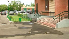 дети падают с балкона шокирующее видео. 1. дети падают с балкона шокирующее видео фото. дети падают с балкона шокирующее видео-1. картинка дети падают с балкона шокирующее видео. картинка 1. В Самаре мать в воспитательных целях свесила дочь с балкона, держа за одну майку, и уронила. В результате падения девочка получила несовместимые с жизнью травмы и погибла на месте, передает паблик «Подслушано. Самара».