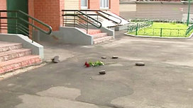 дети падают с балкона шокирующее видео. 7. дети падают с балкона шокирующее видео фото. дети падают с балкона шокирующее видео-7. картинка дети падают с балкона шокирующее видео. картинка 7. В Самаре мать в воспитательных целях свесила дочь с балкона, держа за одну майку, и уронила. В результате падения девочка получила несовместимые с жизнью травмы и погибла на месте, передает паблик «Подслушано. Самара».