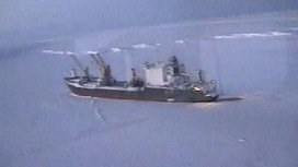 Новозеландские спасатели направляют российскому рыболовецкому судну "Спарта" помпу для откачки воды из трюмов. Траулер накануне получил пробоину, когда его затерло в антарктических льдах.