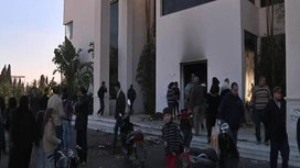 Не все протесты заканчиваются мирно. Слезоточивый газ и водяные пушки применяют целый день