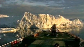 Всю ночь команда "Спарты" пыталась удержать судно на плаву. Из трюмов постоянно откачивали воду, чтобы не увеличился крен. Крен сейчас составляет 13 градусов - практически все грузы и улов сброшены за борт. ЧП произошло минувшим вечером. 