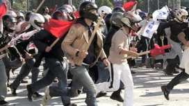 В Афинах толпа попыталась штурмом взять парламент