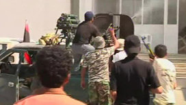 Над зданием поднят революционный триколор. По данным канала "Аль-Джазира", отряды оппозиции продолжают занимать квартал Баб эль-Азизия - последний оплот сил полковника. 