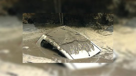Автомобиль провалился в яму с водой