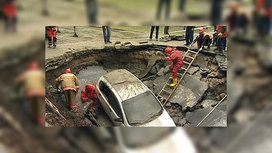 Автомобиль провалился в яму с водой