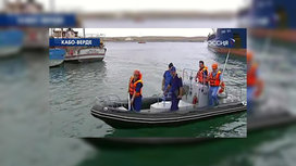 На шлюпке командир корабля "Ладный" отправляется на берег для встречи с послом России