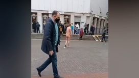 голый парень в метро