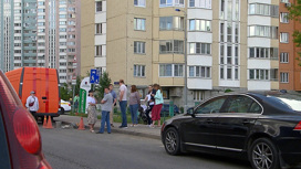 что с семьями погибших детей в солнцево. 7. что с семьями погибших детей в солнцево фото. что с семьями погибших детей в солнцево-7. картинка что с семьями погибших детей в солнцево. картинка 7. Трагедия в Солнцеве, где 18-летняя студентка сбила троих детей, и другой нашумевший эпизод – с блогером, усадившим за руль восьмилетнего сына, – вновь заставили говорить о качестве подготовки водителей и отдельно – об их воспитании. Статистика аварийности показывает, что многие автомобилисты, забывают все, чему их учили в автошколах. А некоторые бравируют нарушениями ради лайков в соцсетях.