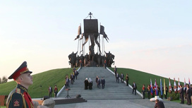 памятник под псковом в поле. Смотреть фото памятник под псковом в поле. Смотреть картинку памятник под псковом в поле. Картинка про памятник под псковом в поле. Фото памятник под псковом в поле