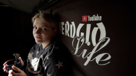 1 девушка за рулем с телефоном