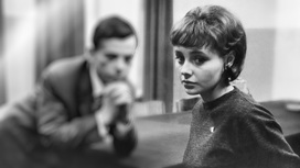 Мария Стерникова / Кадр из фильма "Мимо окон идут поезда"