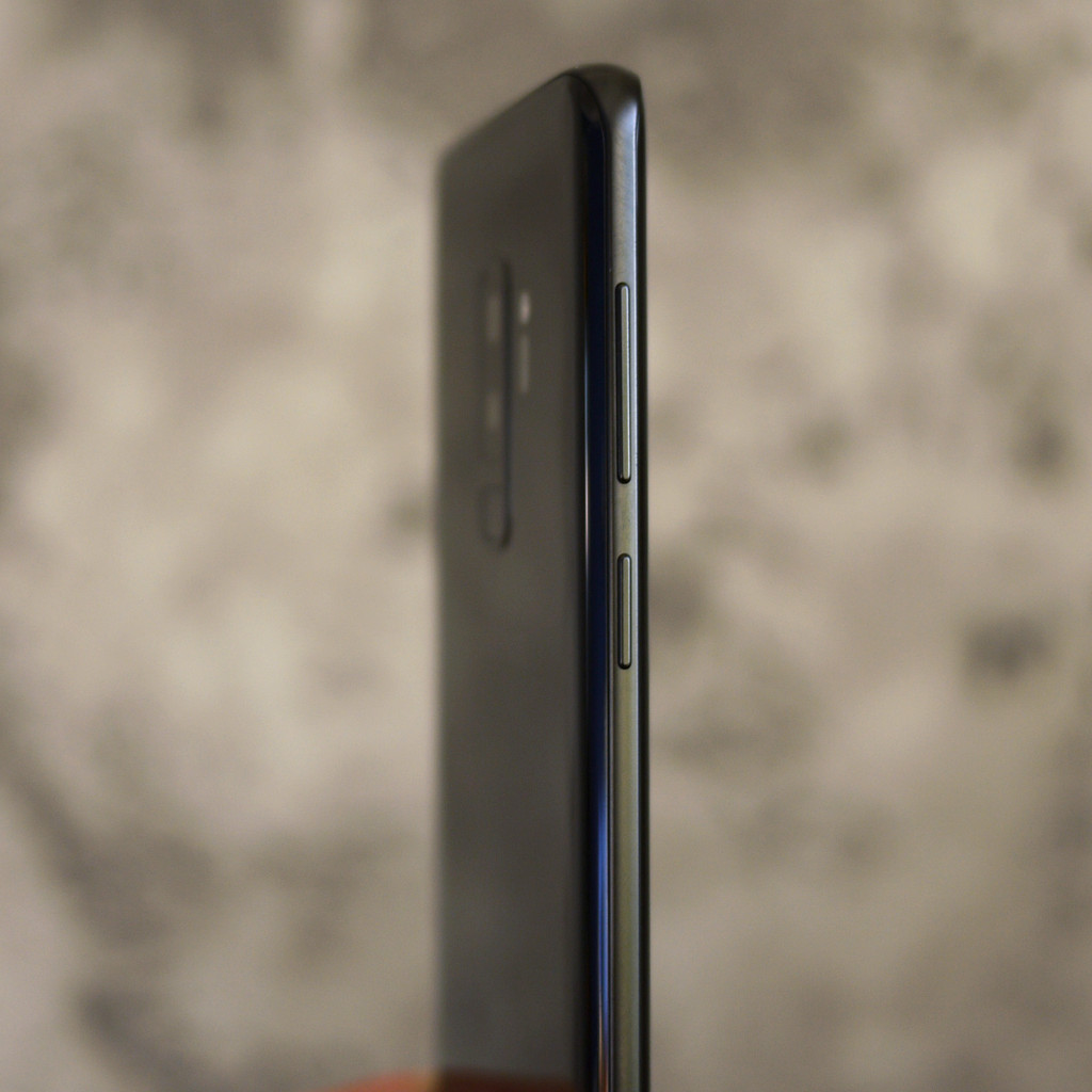 samsung galaxy s9+ sideview