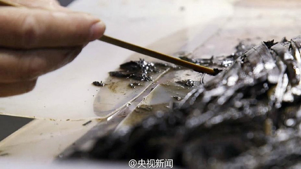 Работа по консервации бамбуковых дощечек из гробницы Хуаньхоу. Фото: Official Weibo account of CCTV