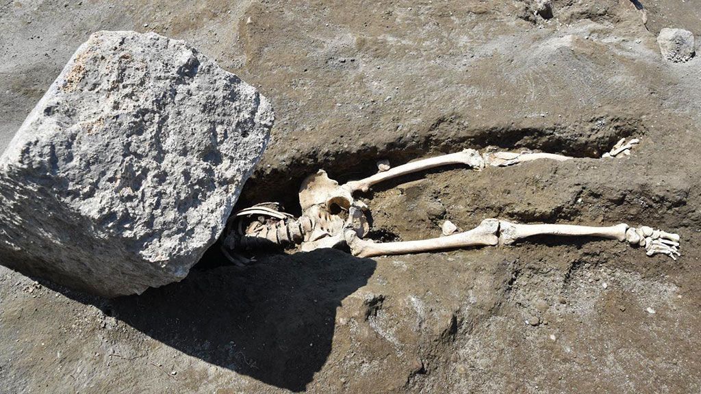 Останки мужчины, раздавленного каменным блоком. Фото: Archaeological site of Pompeii