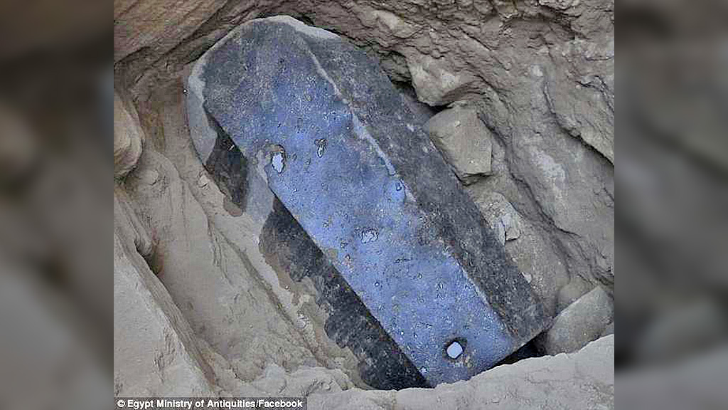 Гигантский саркофаг из черного гранита, найденный в Александрии. Фото: Egypt Ministry of Antiquities / Facebook
