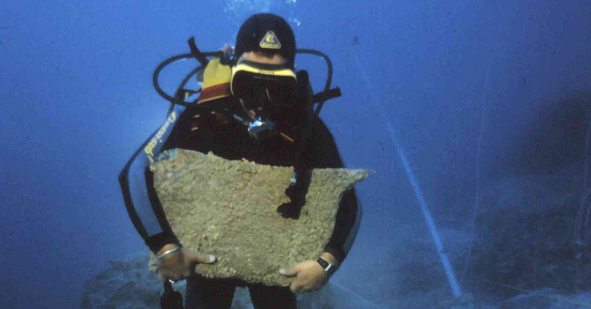 Подъем слитка с Улу-бурунского корабля. Фото с сайта maritimehistorypodcast.com