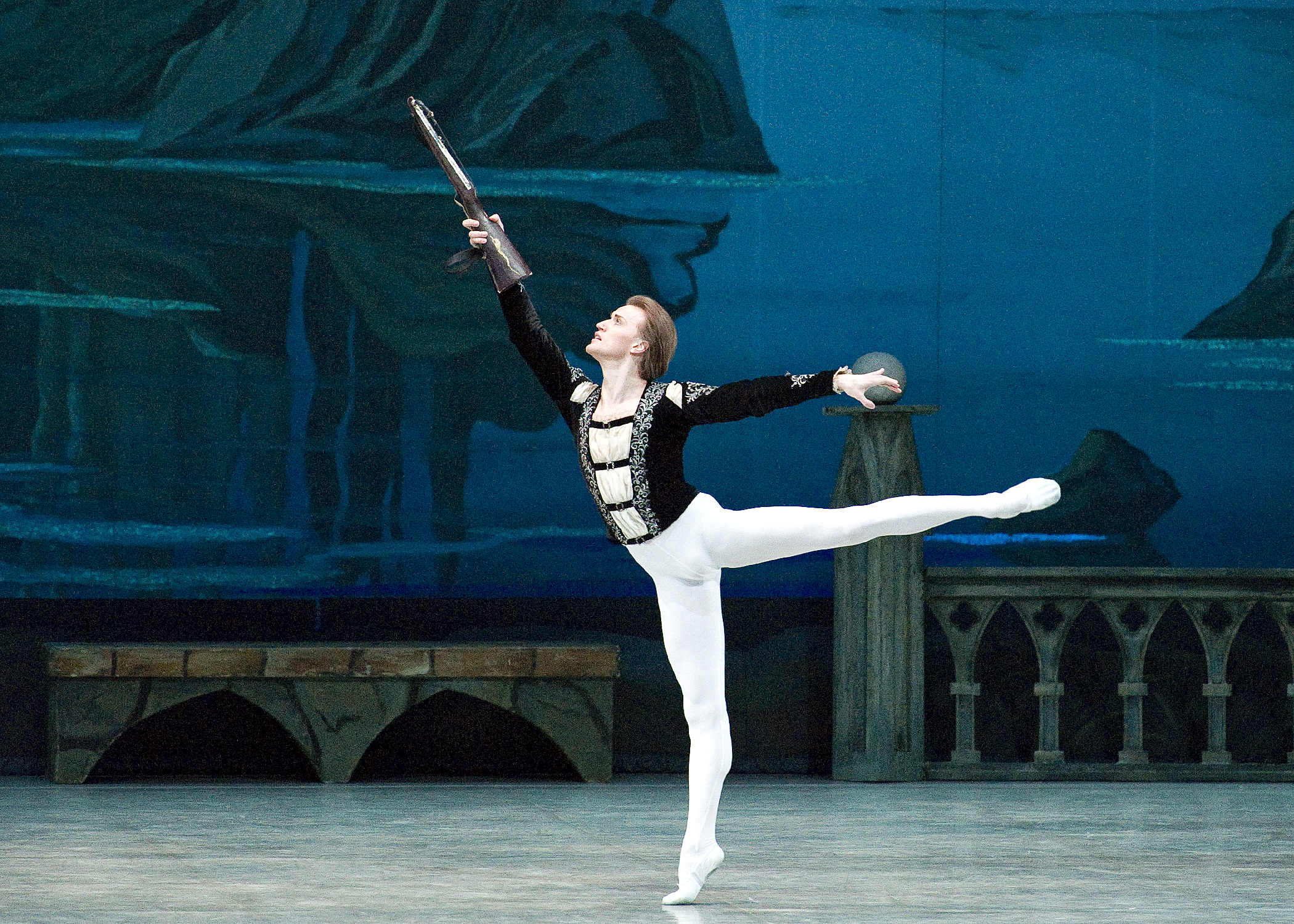 Денис Матвиенко — о балете, семье и «солнечной» философии