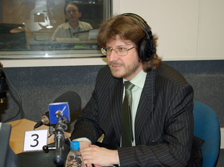 Федор Лукьянов в радиостудии