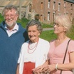 Джо Кэмерон (справа), её мама и муж.