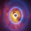 Форма протопланетного диска системы GW Ориона. Фиолетовым выделено внутреннее кольцо, а также внутренний и внешний края самого диска (по данным инструмента ALMA).