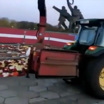 Освободителям Риги несут цветы взамен снесенных трактором