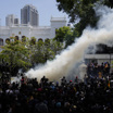 Шри-Ланку возглавил премьер, его офис пытаются штурмовать
