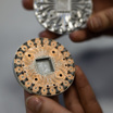 Квантовую микросхему, которая применялась в эксперименте, изготовили сотрудники Лаборатории искусственных квантовых систем МФТИ.