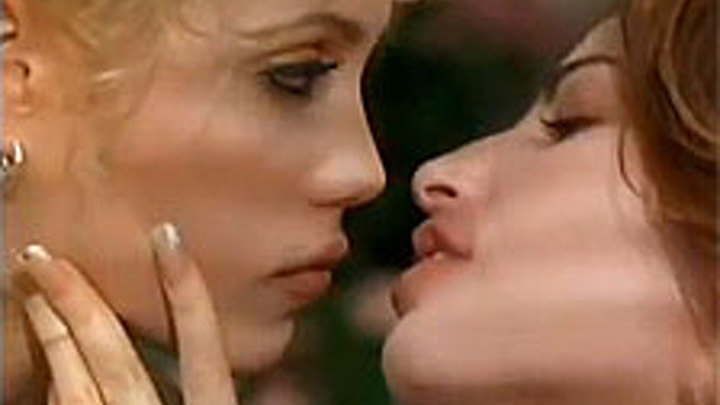 Танец И Поцелуй Сальмы Хайек И Эшли Джадд – Фрида (2002)
