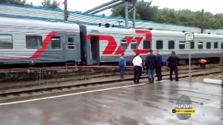 Поезд бийск новосибирск. Поезд Москва Бийск. Поезда через Бийск. Локомотив с местами для пассажиров.