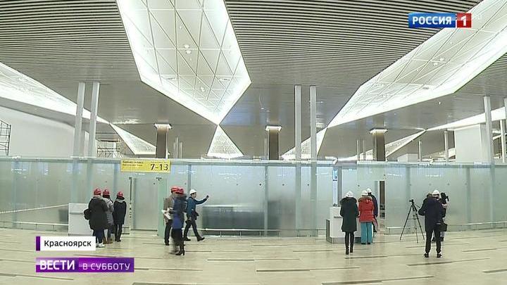 Новый терминал аэропорта Красноярска: "самолетный" потолок и макет спутника