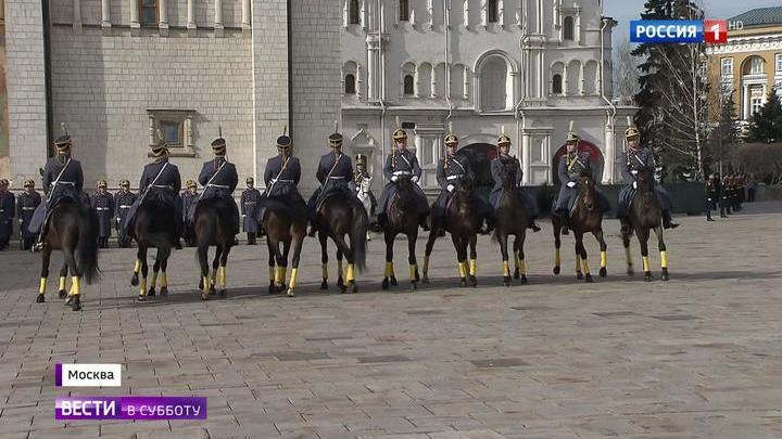 Развод пеших и конных караулов президентского полка в кремле