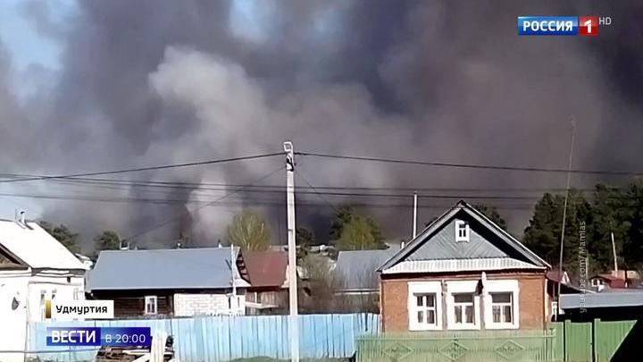Пожарные поезда, вертолет и самолет-амфибия: нейтрализовать ситуацию в Пугачеве пока не удается