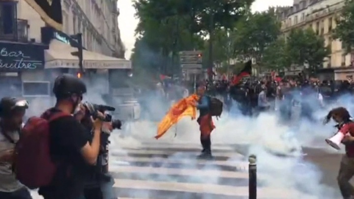 Париж: радикалы напали на банк и ранили семерых полицейских