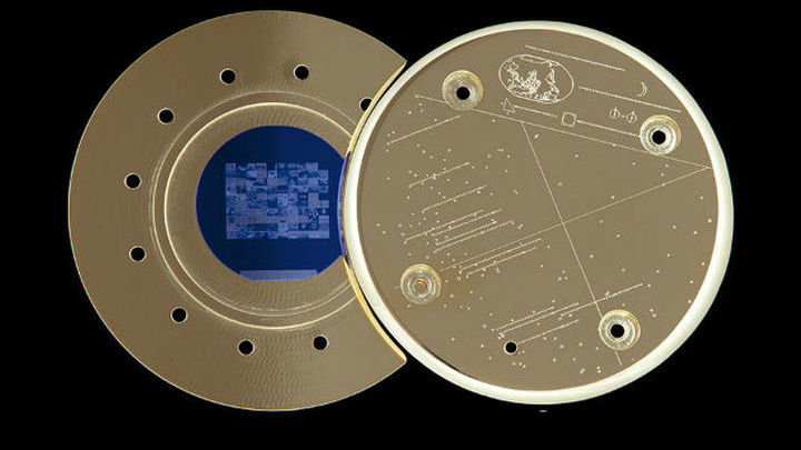 Позолоченный диск из кремния, содержащий сто изображений, может вращаться по орбите до последних дней нашей планеты