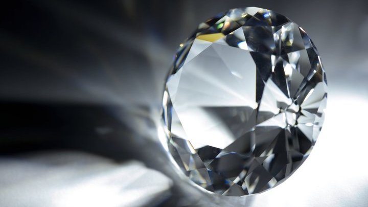 Поскольку алмазы способны эффективно преобразовывать ионизирующее излучение в заряд, их также можно использовать как детекторы радиации. Но в качестве "вечной" батарейки они выглядят ещё более привлекательно. 