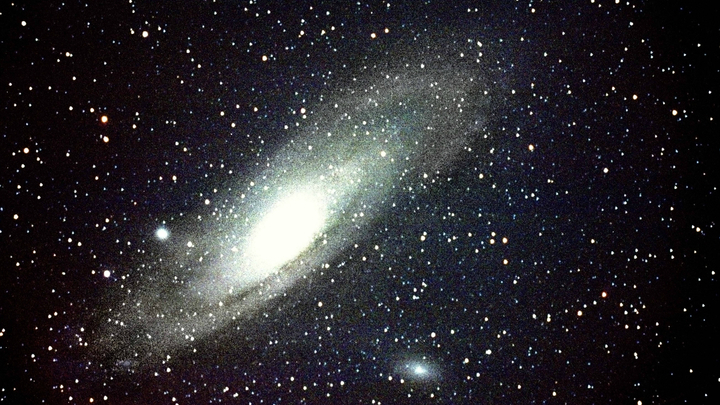 "Галактика-телескоп" помогла астрономам заглянуть в младенческие годы Вселенной