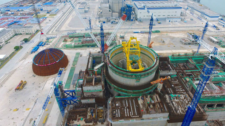 В Китае бурно развивается атомная энергетика, однако, по мнению некоторых экспертов, не все проекты так безопасны, как считают их разработчики. На снимке показана установка нового купола на АЭС Фуцин.
