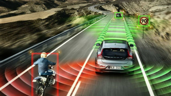 Cross Traffic Alert и Distance Alert в действии (иллюстрация Volvo).