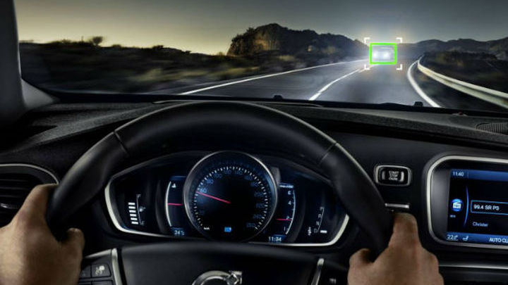 Система Active High Beam регулирует свет фар таким образом, чтобы он не слепил водителя встречного автомобиля (иллюстрация Volvo).