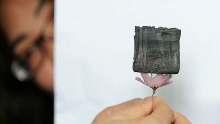 Несмотря на кажущуюся хрупкость, материал возвращает форму после сжатия 