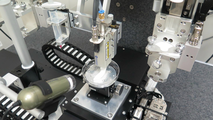 Установка Integrated Tissue-Organ Printing System во время печати челюстной кости