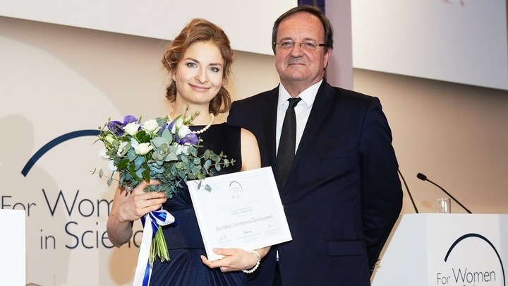 Екатерина Грайфер занимаемся разработкой подходов к получению и модификации функциональных свойств неорганических материалов со слоистой и цепочной структурой.