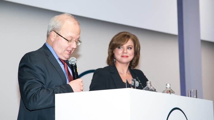 Ежегодно выбор стипендиаток осуществляется авторитетным жюри под председательством Алексея Ремовича Хохлова. 